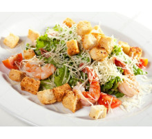 Салат цезарь с королевской креветкой